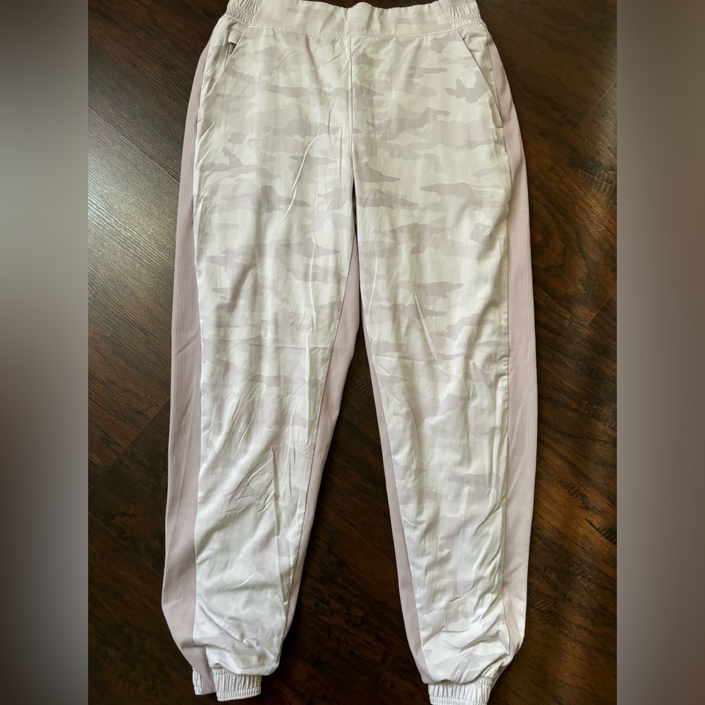 Athleta Brooklyn Lined‎ Camo Joggers in Lux Shasta Purple Sz 4 (NWOT)